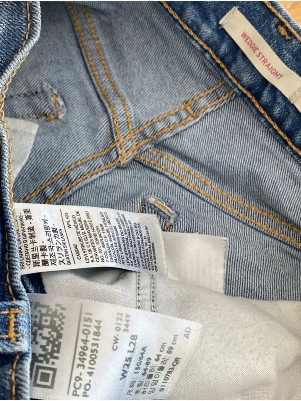 LEVIS Wedgie Straight Crop (25) - Picture 3 of 11